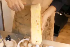 英国街头的芝士土豆，芝士烤得滋滋作响，刮下来的一刻看着真爽！视频封面