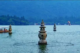 西湖中的三座石塔，究竟有何作用？真相居然跟苏东坡有关视频封面
