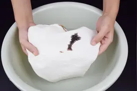 衣服沾染上酱油污渍怎么办？只需加点家中常有的它，马上洁白如新视频封面