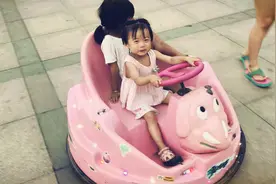 媳妇带娃体检后到游乐场玩，2岁闺女第一次开车，车技竟然这么溜视频封面