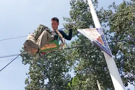 高空作业是不是工资很高？架线的农民工大哥告诉你真实工资，信吗