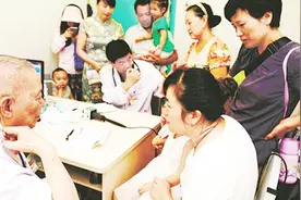 杏林佳话！十堰93岁医生与61岁儿子同室坐诊视频封面