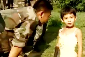 特种兵小女孩训练场大展身手，众士兵佩服不已，小女孩乐翻训练场视频封面