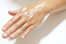 手部皮肤又黑又粗糙？教你简单一招，让你的双手恢复光滑白嫩视频封面