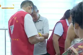 发放公益黄手环 用心点亮走失老人回家路视频封面