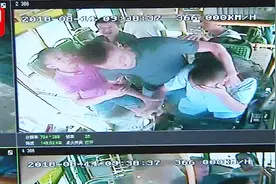 气愤！男子公交车上抽烟 司机劝阻反遭暴打视频封面