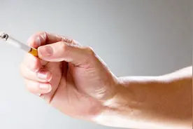 抽烟时间久了，手上烟垢如何除，教你一招，效果一级棒，贼管用视频封面