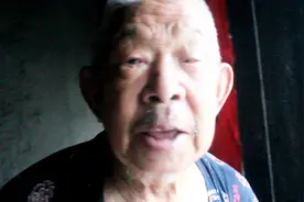 烟台莱州：大暴雨天农村爷爷大口吃传统面食 奶奶说啥 小言很服气视频封面