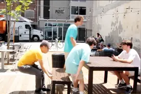 亚裔小伙在街头拉椅子恶搞，被妹子泼了一脸水！简直活该视频封面