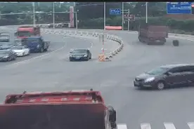 大货车开着开着 轮胎却半道脱落 后方来车吓坏了纷纷停下视频封面