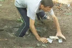 爆笑恶作剧：路人看到一堆钱两眼放光，一脚踩进沼泽地陷阱视频封面