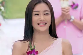 新人结婚交换戒指仪式，不料新郎官竟左顾右盼观众席？绝对有猫腻视频封面