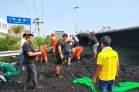 环山路拉煤大货侧翻埋两人、青岛路飞车“叠罗汉”，安全不能放松图片