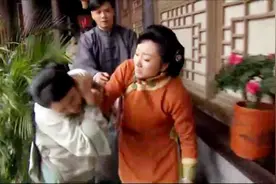 少奶奶揪着丫环的耳朵不放，要教训她，不料被警察一把抓住了手腕视频封面