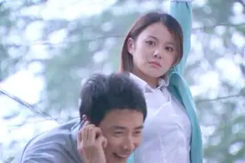 男子竟拿着美女领导当天线，给老婆打电话秀恩爱，领导简直气炸了视频封面