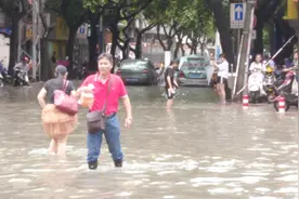 暴雨袭城 南宁多条路被淹视频封面