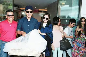 杨幂产女后出院气色佳，刘恺威提婴儿篮一旁护驾！视频封面