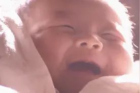 小孩生下来不哭反而笑，爷爷听闻直呼奇了，拿起笔起了个名字视频封面