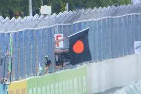 F1赛车里的各种旗帜是什么意思？有人偷偷拿出了黑底”日本”旗视频封面
