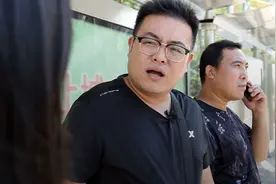 农民工掉落100元钱，被小伙迅速踩在脚下，旁边大姐看不下去了视频封面