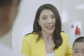 小胖竟敢跑主任办公室画乌龟，多亏美女老师来救场！视频封面