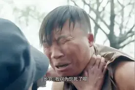 队长倒地男子想扒军装，不料队长没死透掐着他脖子，他立马求饶视频封面