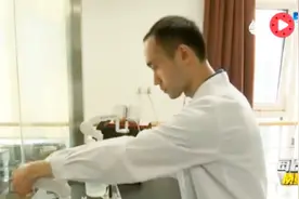 校服生产不合格 有害物质超标可引起皮炎 质监部门严令整改视频封面
