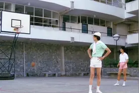 女同学以为自己球技好，没想到康老师更厉害，背对着篮筐都能投进视频封面