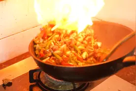 喜欢吃爆炒肥肠的家常做法，记住这个步骤，炒出的肥肠香脆可口视频封面