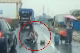 情绪压抑，男子路中央架锅煮面致大堵车视频封面