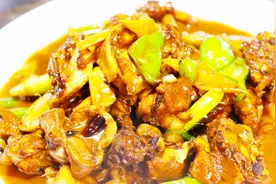 正宗爆炒小公鸡一定要这样做，快捷美味又下饭，绝对比饭店的好吃视频封面