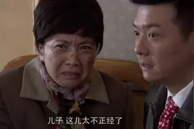 大妈第一次来舞厅说不正经，没想到就被一老头领着跳舞了，太逗了视频封面