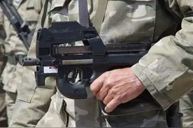 P90这支造型奇葩的冲锋枪，凭什么能一枪打穿防弹衣？图片