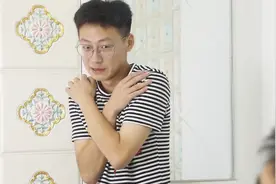 小伙被好哥们表白，结果却很尴尬，终于明白什么叫酒后吐真言了！视频封面