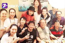 张棪琰晒北影97班聚会照，海清黄磊均到场视频封面