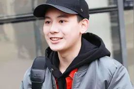 胡先煦自爆和易烊千玺成舍友：他就在我前面那个铺视频封面