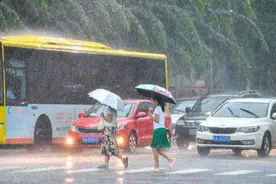 广东遭特大暴雨侵袭 华南沿海雨势今减弱视频封面