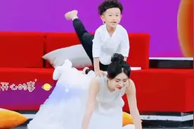 孩子王谢娜，竟让五岁小孩趴在自己身上做母子瑜伽，原谅我想歪了视频封面