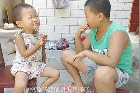 农村1岁半女娃自己吃肉串，给哥哥吃木签，爸爸说一句话太搞笑视频封面