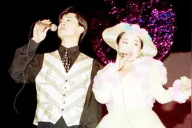 杨钰莹经典翻唱歌曲展播之《悄悄地蒙上你的眼睛》，与毛宁的合唱视频封面