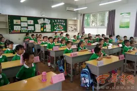 开学首日小萌新趣事、囧事多 有娃贪玩忘了进教室图片