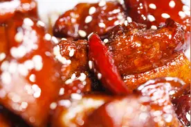 湘潭大厨独家揭秘正宗毛氏红烧肉配方：不用一滴水炖肉更香软视频封面