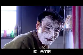 邻居女人叫大叔去吃饺子，大叔赶紧去照镜子，竟还责怪自己的脸！视频封面