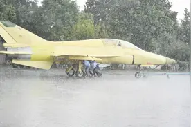 泪目！工作人员暴雨中推动战机前行 网友：这就是强国基因视频封面