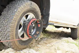 汽车陷泥潭不用怕，轮毂装上这个绞盘，自己就能爬出来视频封面