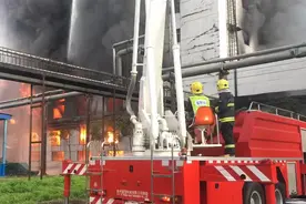 宁夏银川一轮胎厂发生火灾 灭火救援工作仍在进行视频封面