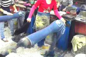 牛仔裤为什么会经常掉色？看完工厂给牛仔裤上色过程，你就明白了视频封面