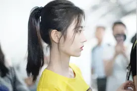 四千年美少女鞠婧祎现身机场，侧颜美上天！视频封面