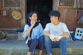 丈夫干活老板给鸡腿，丈夫拿回家给媳妇吃，看完真的太感动了视频封面