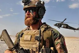 美军终于出手，美军特种兵突袭4艘伊朗军火船：武器全部损失视频封面